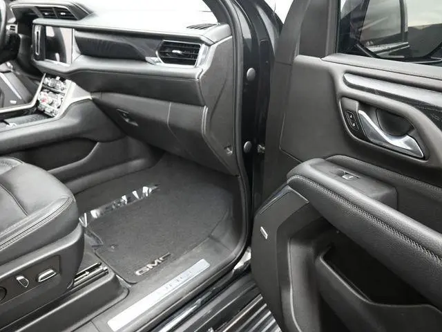2022 GMC Yukon Denali photo 7